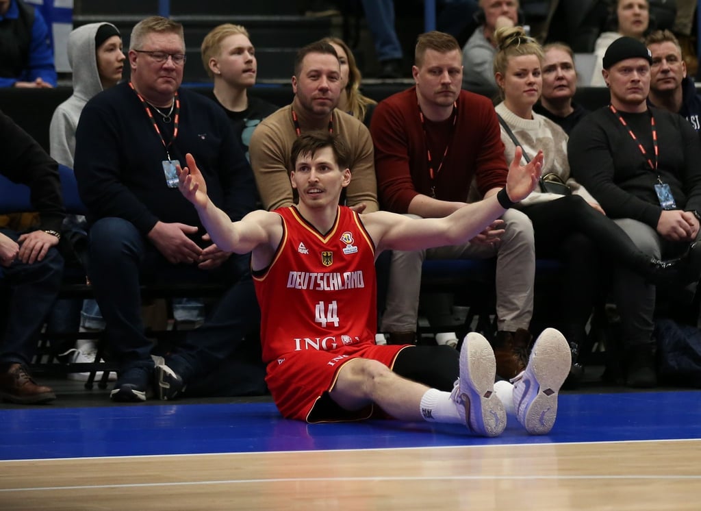 Deutschlands David Krämer sitzt am Boden.