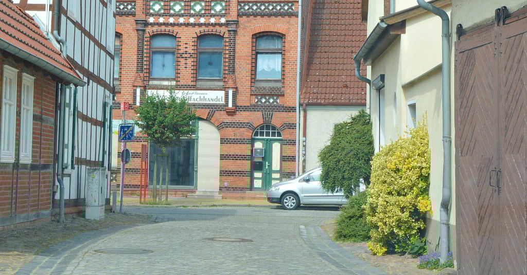 Wer von der Petristraße auf die Große Brüderstraße auffahren muss, hat es wegen der dichten Bebauung schwer, die Übersicht zu behalten und Vorfahrt zu gewähren. Für einen Blick nach links muss man schon fast ein Stück auf die Hauptstraße rollen.