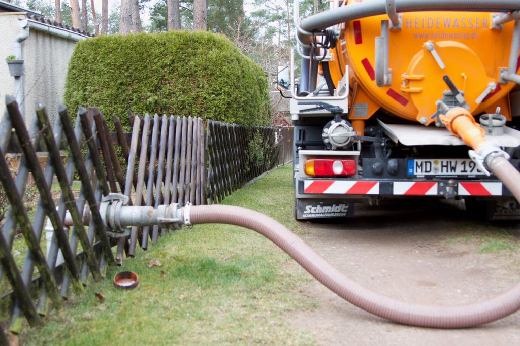 Sammelgrubenbesitzer rund um Zerbst wehren sich dagegen, zum Abpumpen des Abwassers an der Grundstücksgrenze Saugstutzen zu installieren.