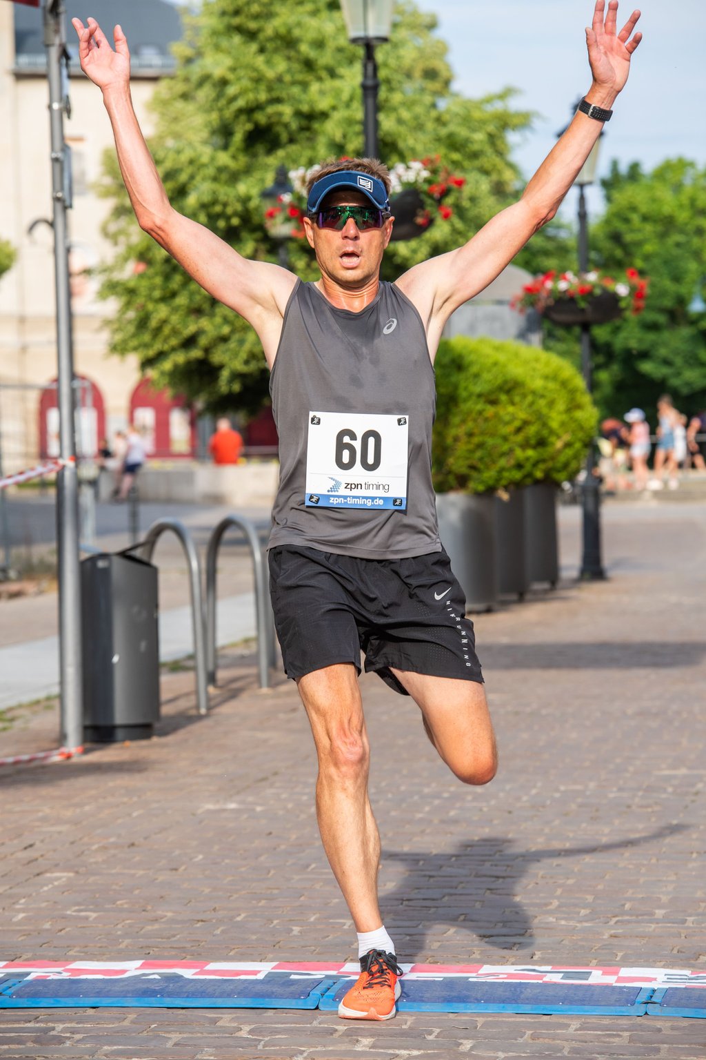 Torsten Scholz aus Leißling holt sich den Sieg beim ersten Kirschfestlauf in Naumburg.