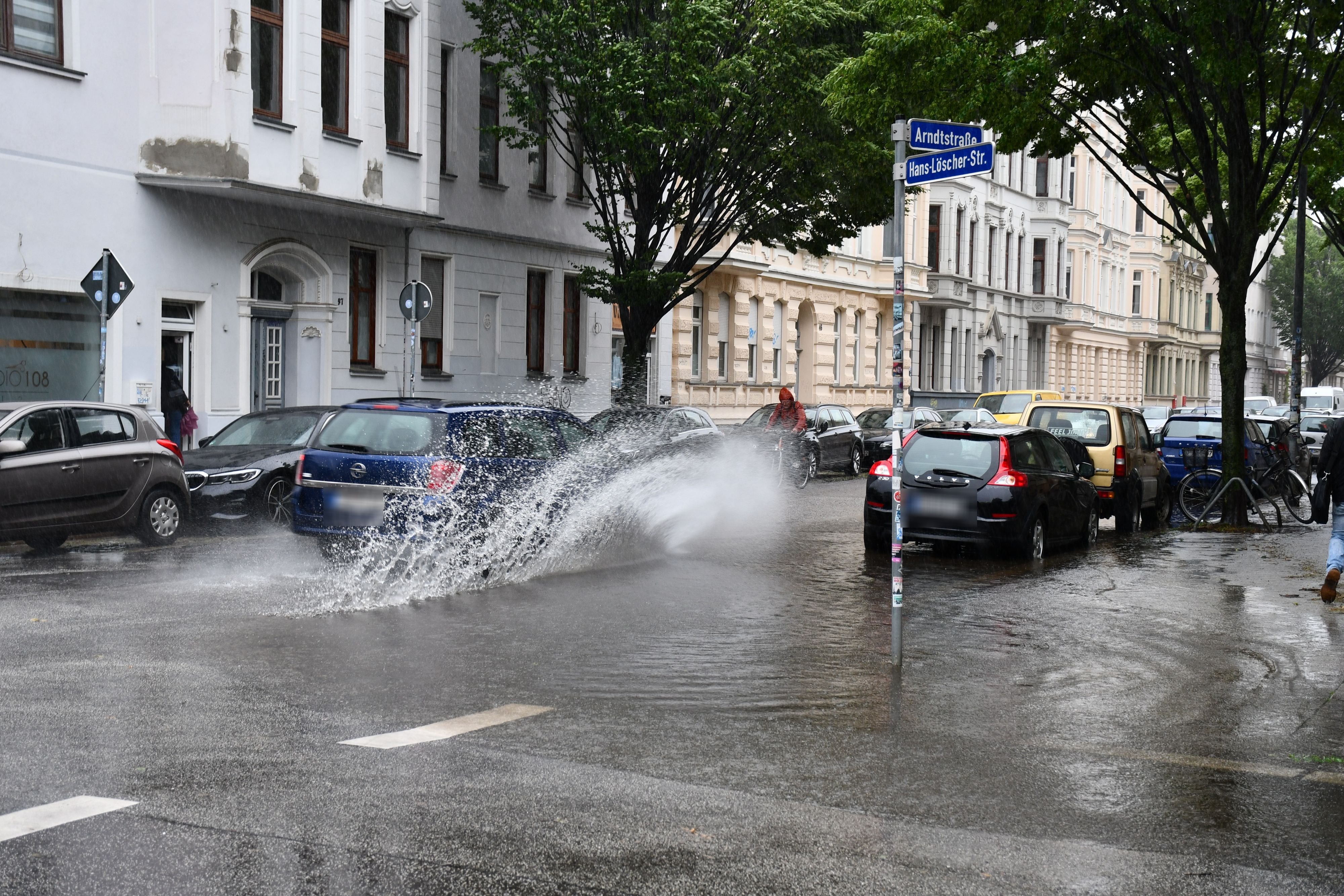 Unwetter Und Dauerregen In Magdeburg: Verstopfte Abflüsse Und Reißenden ...