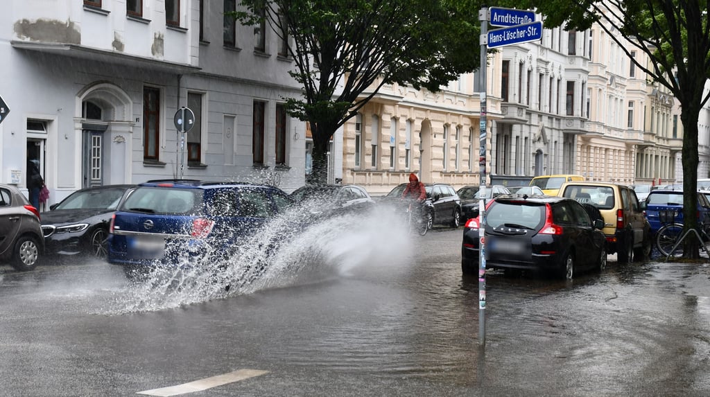 Der Dauerregen in Magdeburg lief nicht überall gleich ab. Wie hier in Stadtfeld gab es etliche Seen auf Straßen und Wegen.
