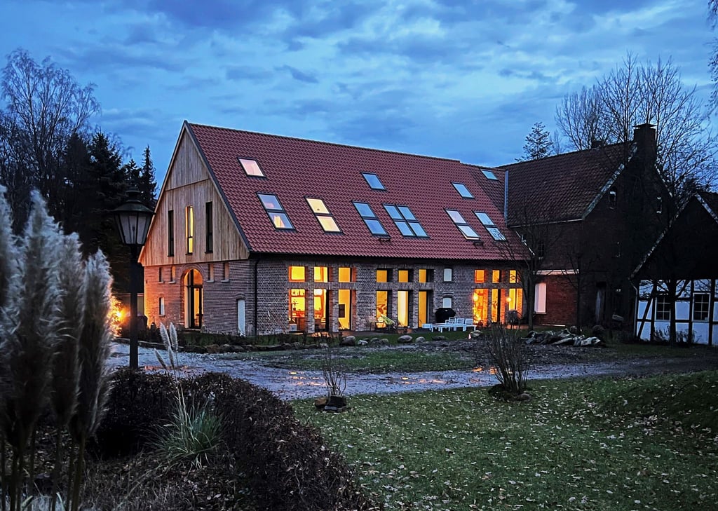 Auf einem Gelände ist ein ehemaliger Bullenstall zu einem Wohnhaus umgebaut worden.