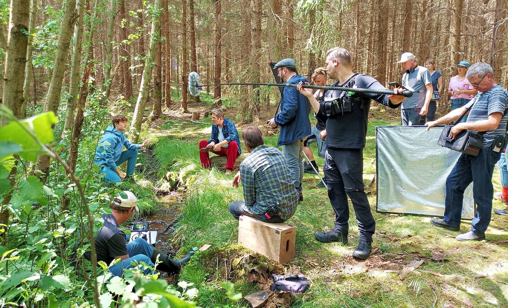 Ein Fernstehteam dreht für die ZDF-Kinderserie "Löwenzahn" im Wald von René Golz bei Benneckenstein.
