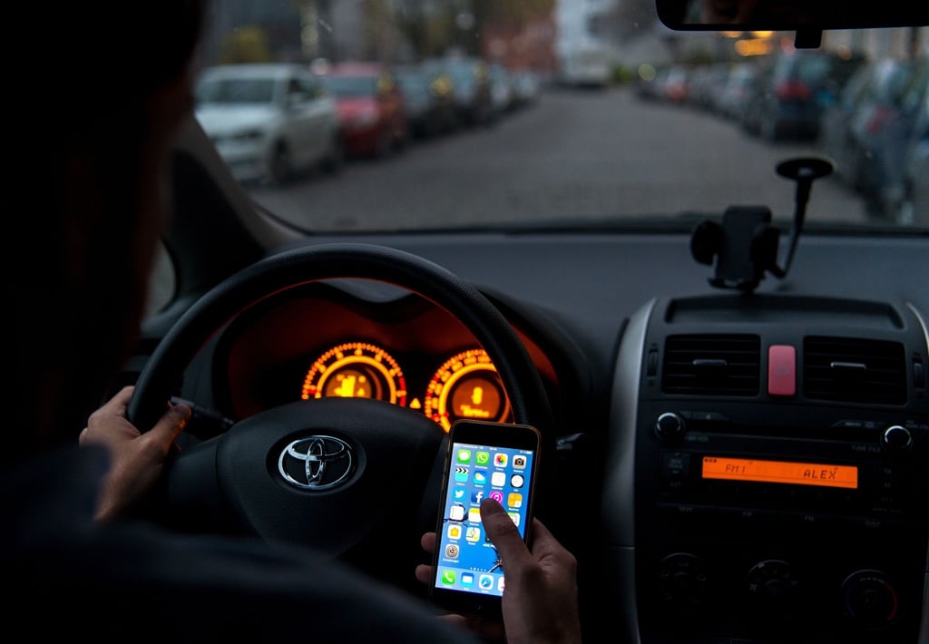 Finger weg: Elektronische Geräte während der Fahrt in der Hand zu benutzen, führt nicht nur zu Bußgeldern - es ist wegen der Ablenkung vor allem auch gefährlich.