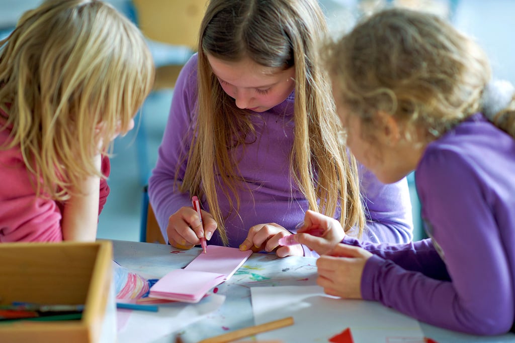 Im Hort können Kinder nicht nur Hausaufgaben machen, sondern auch mit Mitschülern spielen.