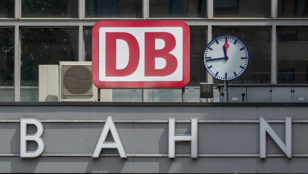 Das Logo der Deutschen Bahn über dem Eingang zum Münchner Hauptbahnhof.