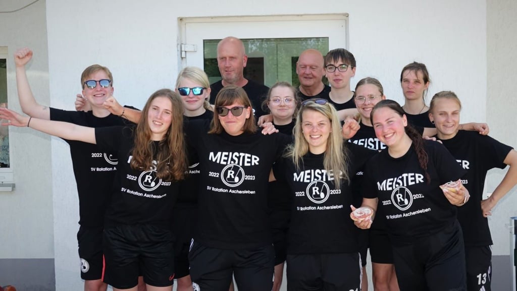 So sehen Meister aus. Nach dem Staffelsieg wollen Rotations Frauen nun auch die Krone des Landes.