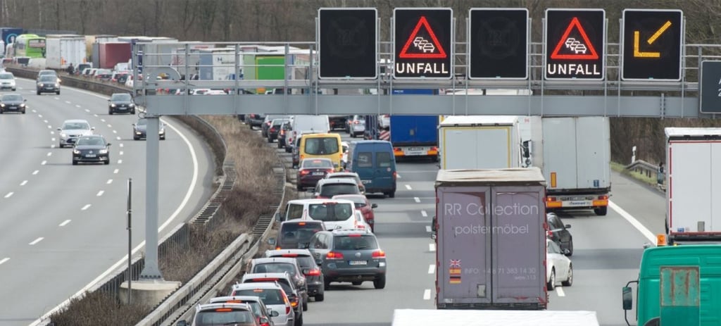 Zu einem Unfall ist es am Freitagmorgen auf der Autobahn A2 Magdeburg Richtung Berliner Ring zwischen Theeßen und dem Rastplatz Wüstenforst Süd gekommen. Dort steht ein Lkw quer über alle Fahrstreifen. Symbolbild: