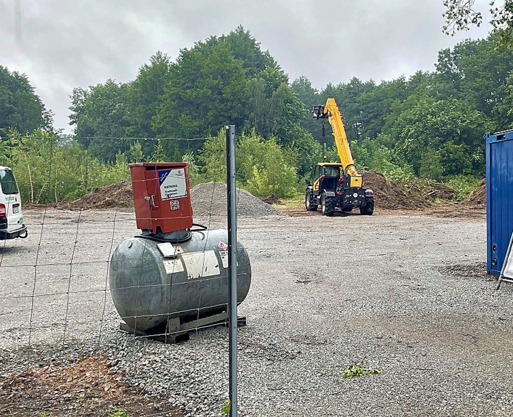 Platz für Material und Maschinen. In Möckern wird ein brachliegendes Grundstück für den künftigen Edeka-Umbau beräumt.