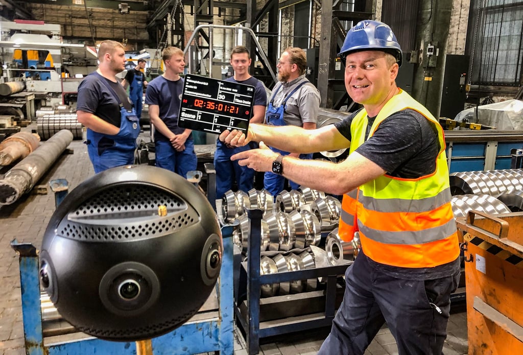 MZ-Fotograf Andreas Stedtler, Ausbildungsleiter Ingo Mager und die Auszubildenden Lucas Sanderhoff, Tino Schirrmacher und Jonas Schulz (v. r. n. l.) bei den Dreharbeiten in der Dreherei. In der schwarzen Kugel vorn links befinden sich mehrere Kameras, so dass rundum in 360 Grad gefilmt werden kann.