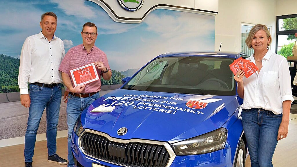 Andrea Solbrig und Marco Paul präsentieren die Lose für die 120. Zerbster Pferdemarktlotterie. Hauptgewinn ist dieser Skoda aus dem Autohaus Riehl - hier vertreten durch Geschäftsführer Sebastian Riehl.