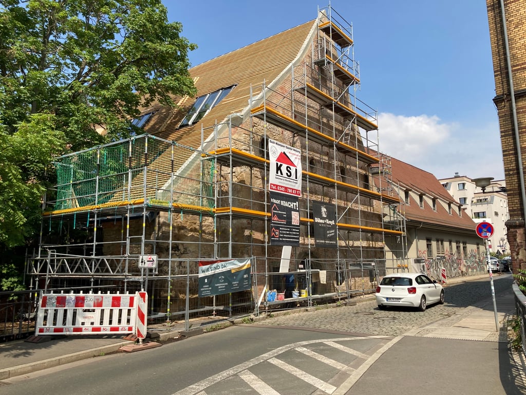 Imposanter Südgiebel: Das über 400 Jahre alte Gebäude der Neumühle in Halle wird zum Wohngebäude umgebaut.