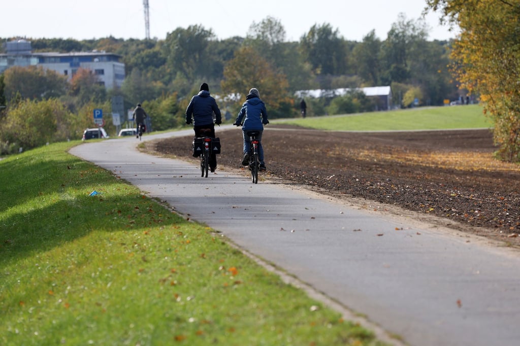 Auf dem sanierten Seedeich, nordöstlich von Ahrenshoop, sind Radfahrer unterwegs.