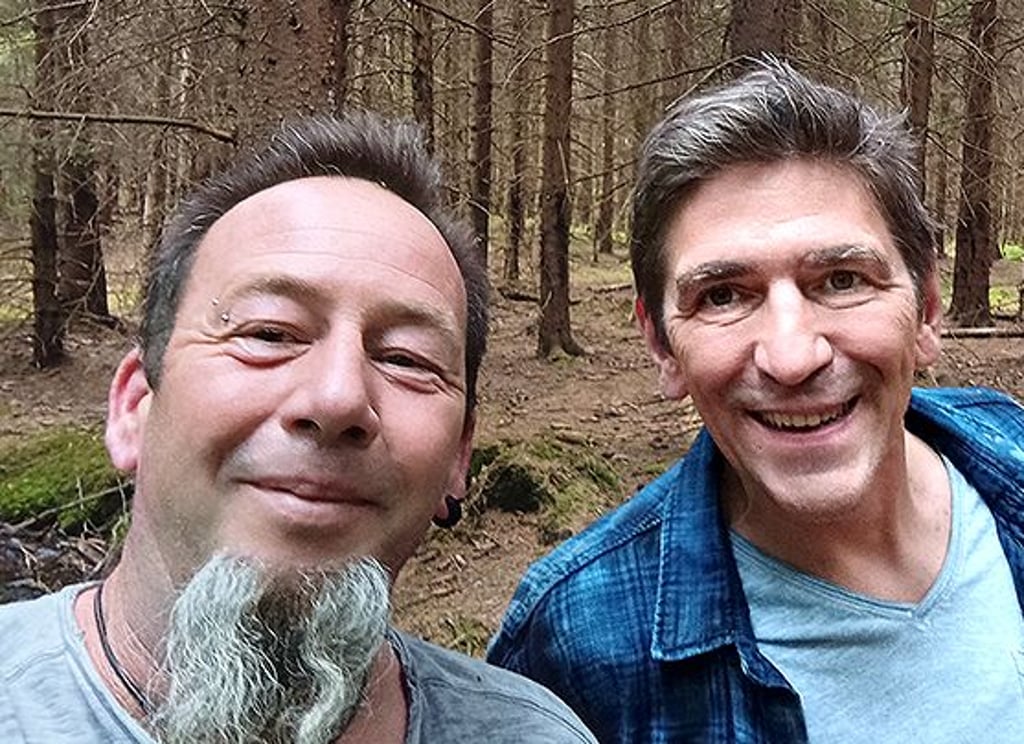 René Golz, Survivaltrainer aus Benneckenstein, und Fritz Fuchs alias Guido Hammesfahr aus der ZDF-Kinderserie "Löwenzahn" beim Fernsehdreh im Wald von Golz bei Benneckenstein.