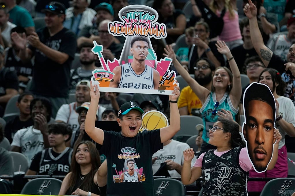 Fans jubeln während der NBA-Draft-Party der San Antonio Spurs im AT&T Center. Die Spurs wählten Wembanyama mit der ersten Wahl aus.