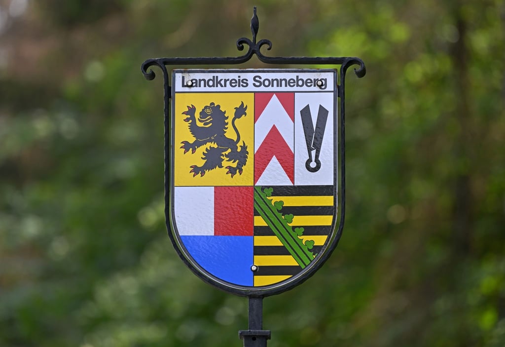 Ein Schild mit dem Wappen steht an der Kreisgrenze des Landkreis Sonneberg.