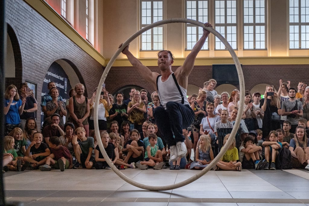 Zirkus Upsala im Zeitzer Bahnhof