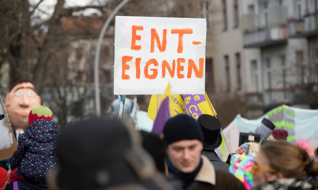 „Enteignen“ steht auf dem Schild bei der Demonstration „Karneval der Enteignung“ in Kreuzberg.