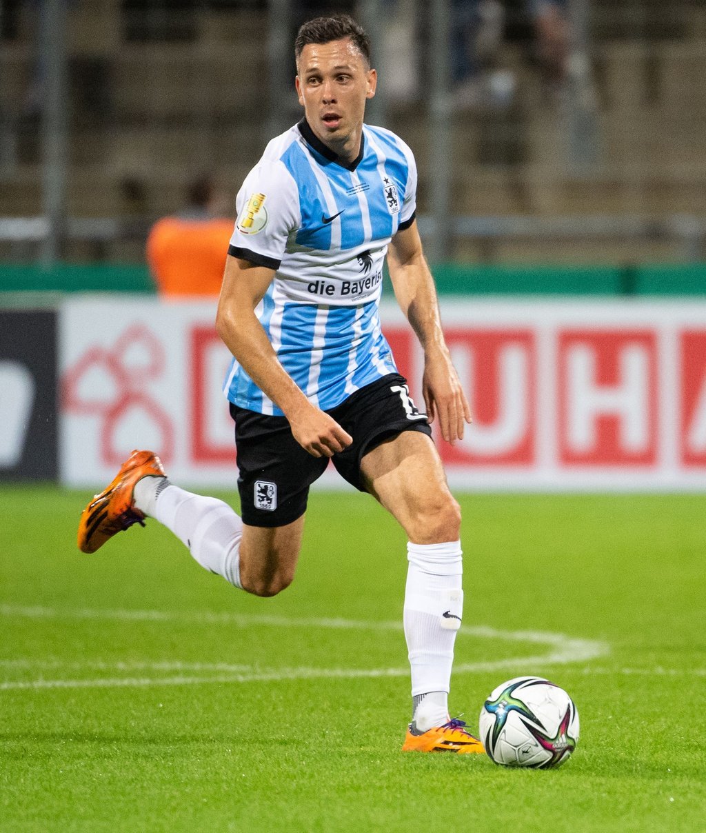 Marcel Bär von München spielt den Ball.