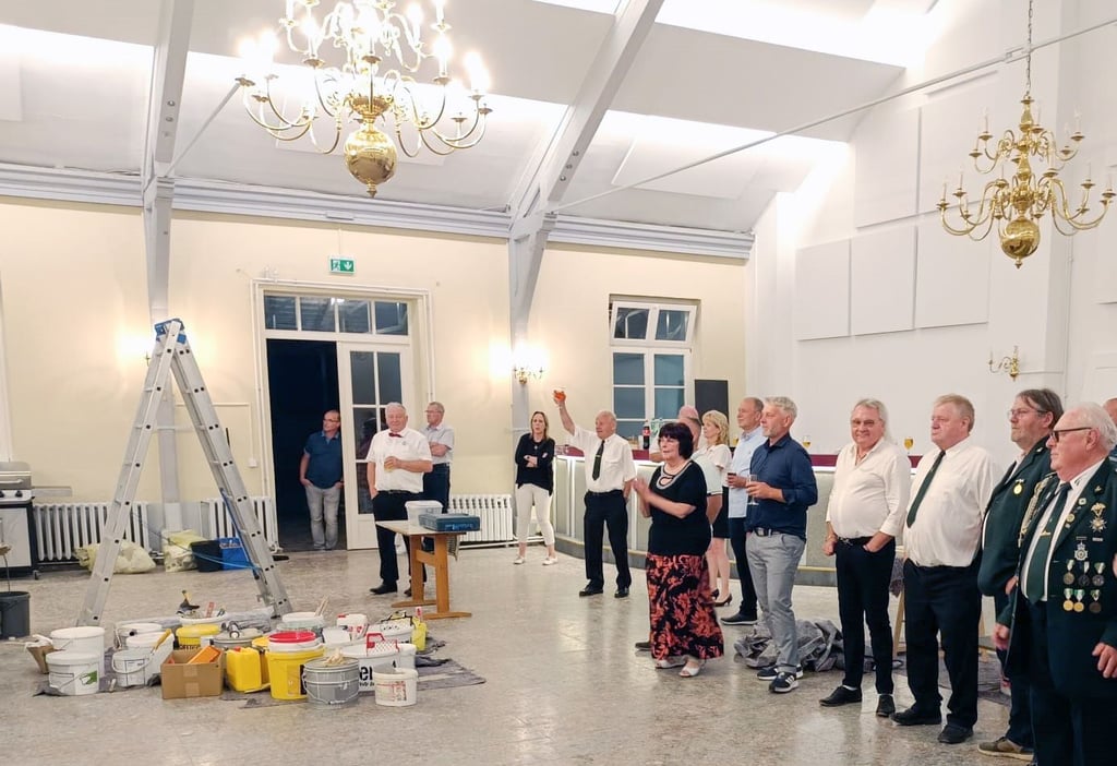 Akustiktest im Saal des Schützenhauses Meisdorf: An Decke und Wänden sind Platten montiert, die für einen guten Klang sorgen.