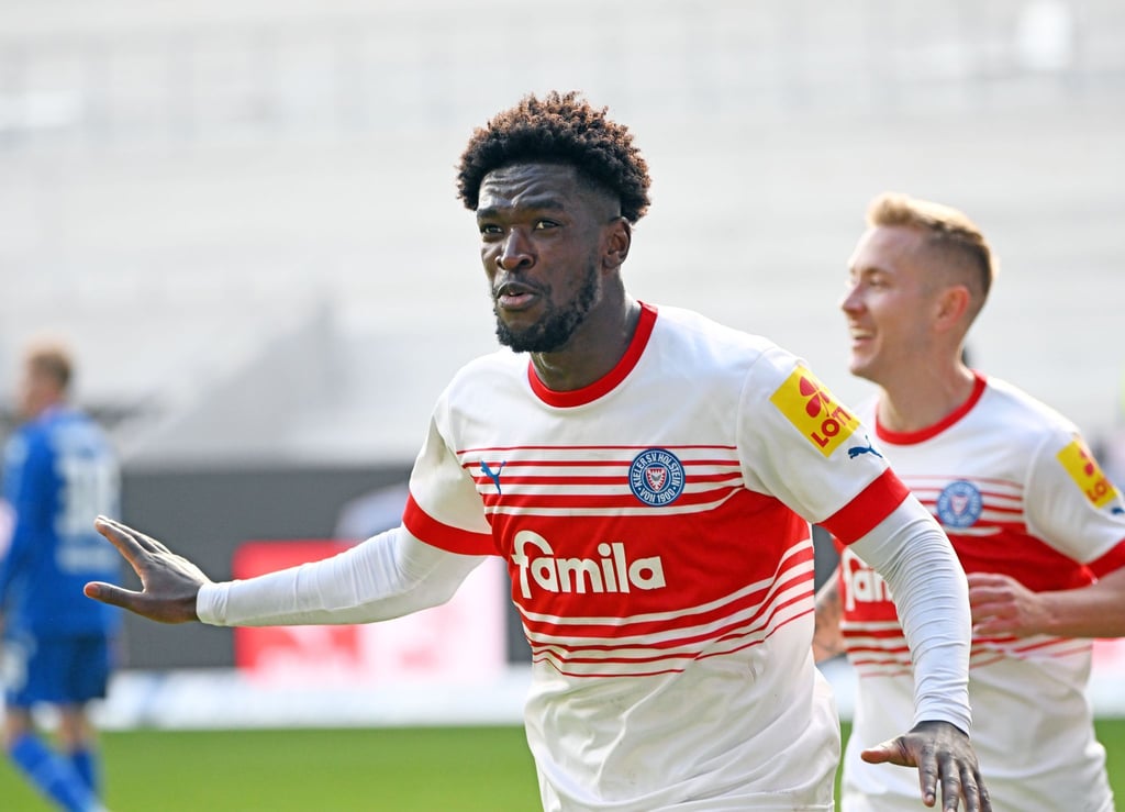 Der Kieler Kwasi Okyere Wriedt bejubelt seinen Treffer zum 0:2.