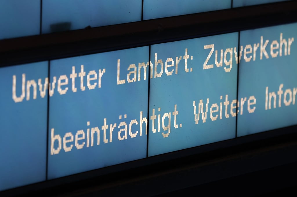 Unwetter werden im Hauptbahnhof Hamburg auf einer Anzeigentafel angezeigt.