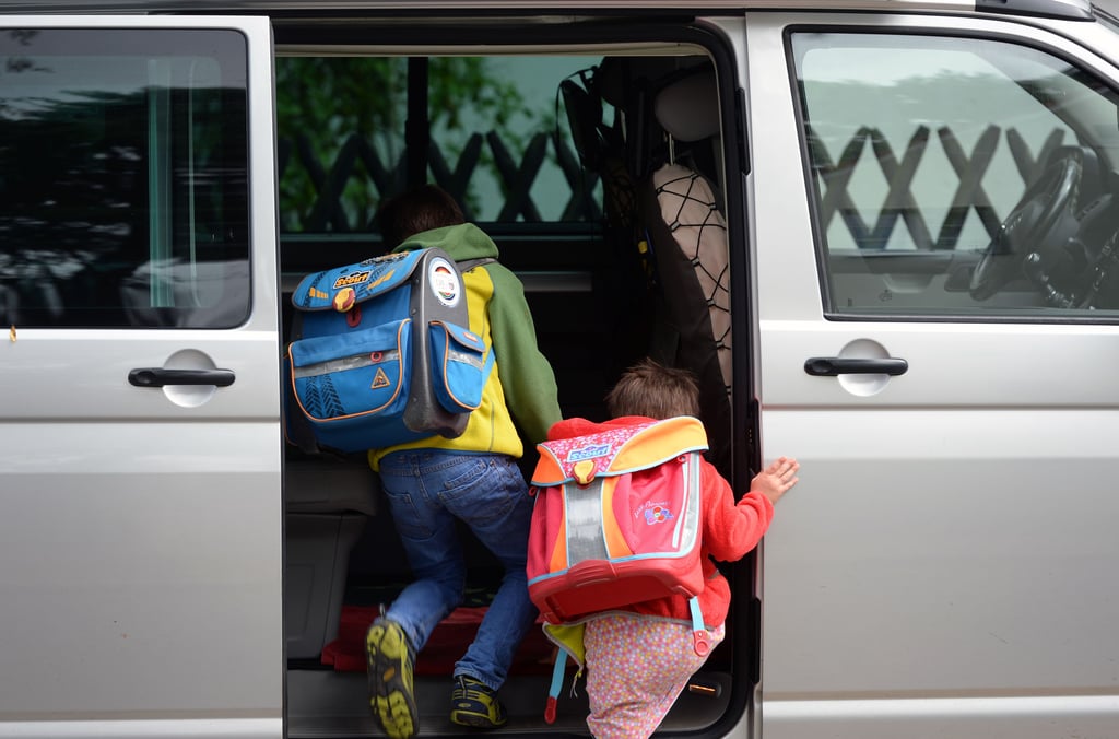Das Elterntaxi ist gut gemeint, aber keine gute Idee. An vielen Grundschulen in Sachsen-Anhalt geht es morgens chaotisch zu.