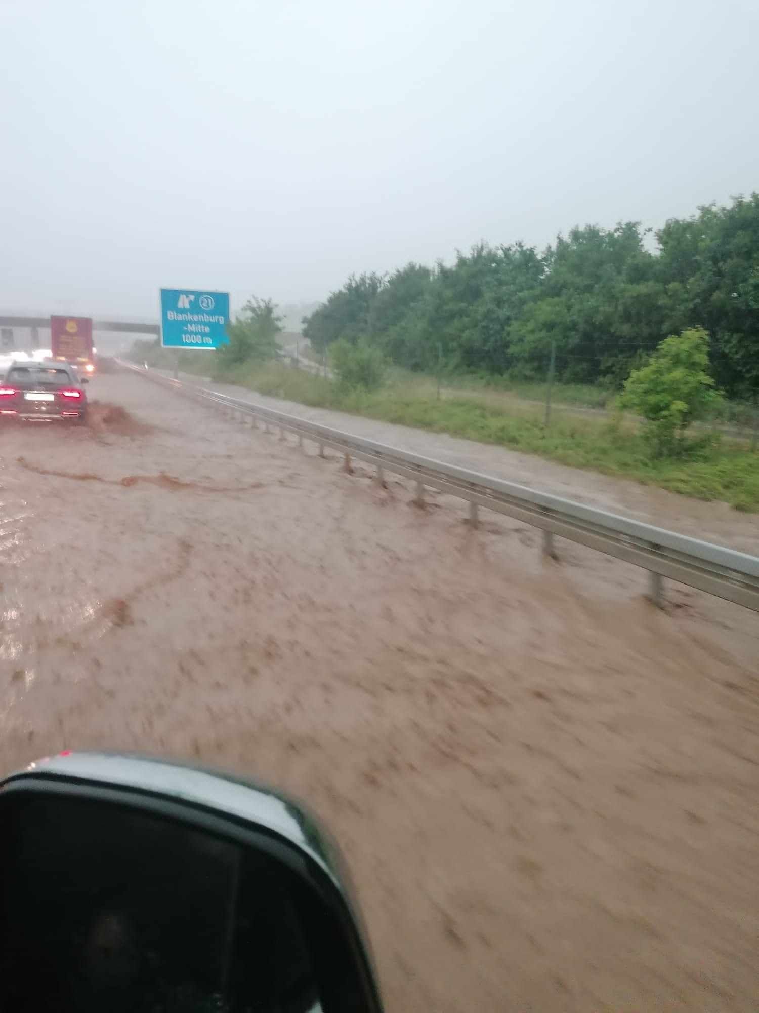 Starkregen Und Hagel: Unwetter Im Harz: "Lambert" Flutet Autobahn 36 ...