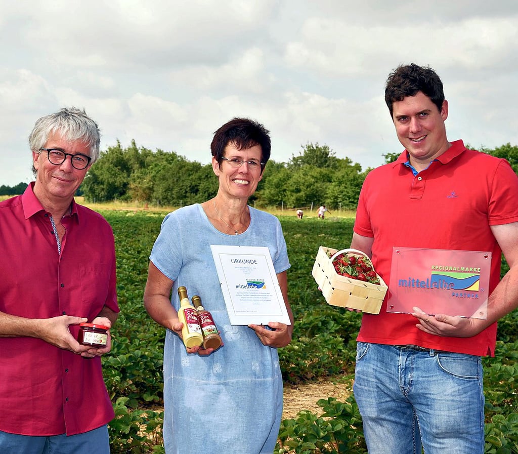 Ralf-Peter Weber vom Verein Regionalmarke Mittelelebe (li.) überreichte die Auszeichnung am Mittwoch an Gertrud und Simon Feuerborn.