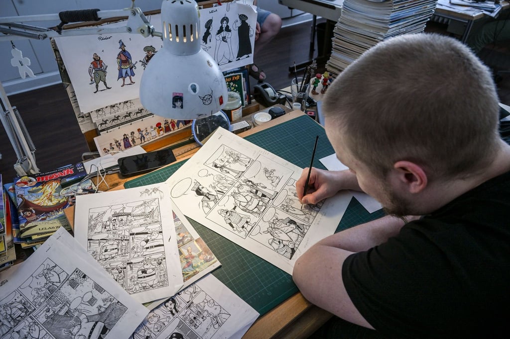 Zeichner Niels Bülow arbeitet an den neuen Geschichten der Comiczeitschrift „Mosaik“.