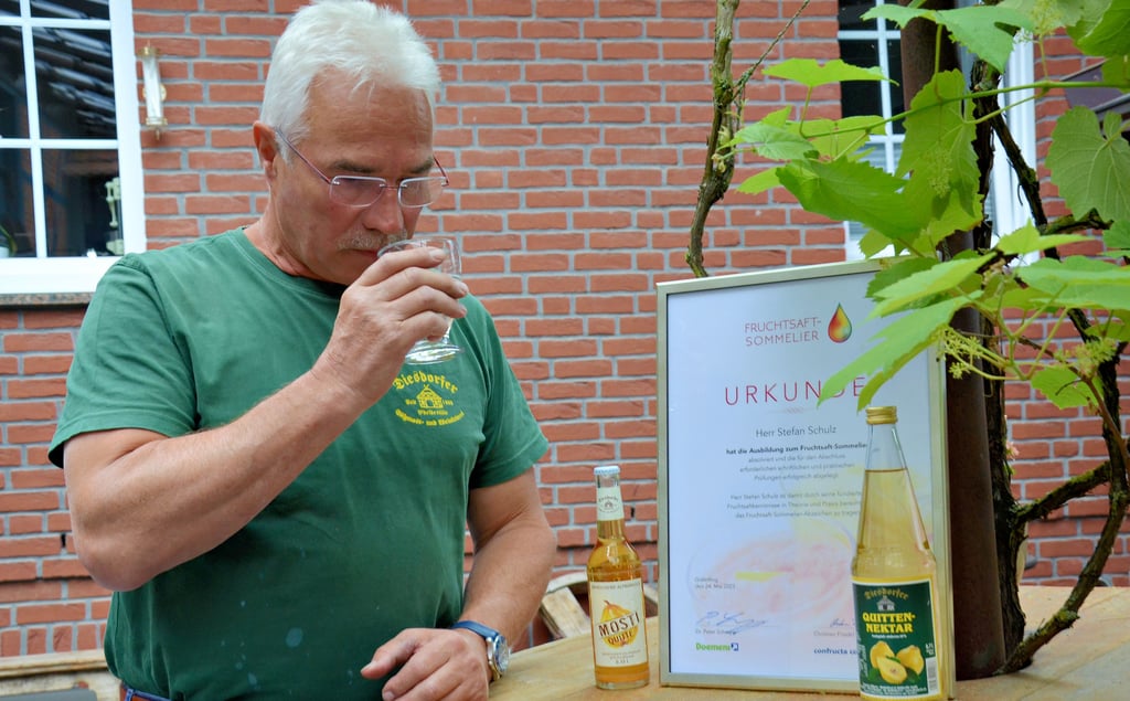 Der Diesdorfer Stefan Schulz hat sich zum Fruchtsaft-Sommelier weitergebildet. Auch das Riechen gehört zur Bewertung der alkoholfreien Getränke.