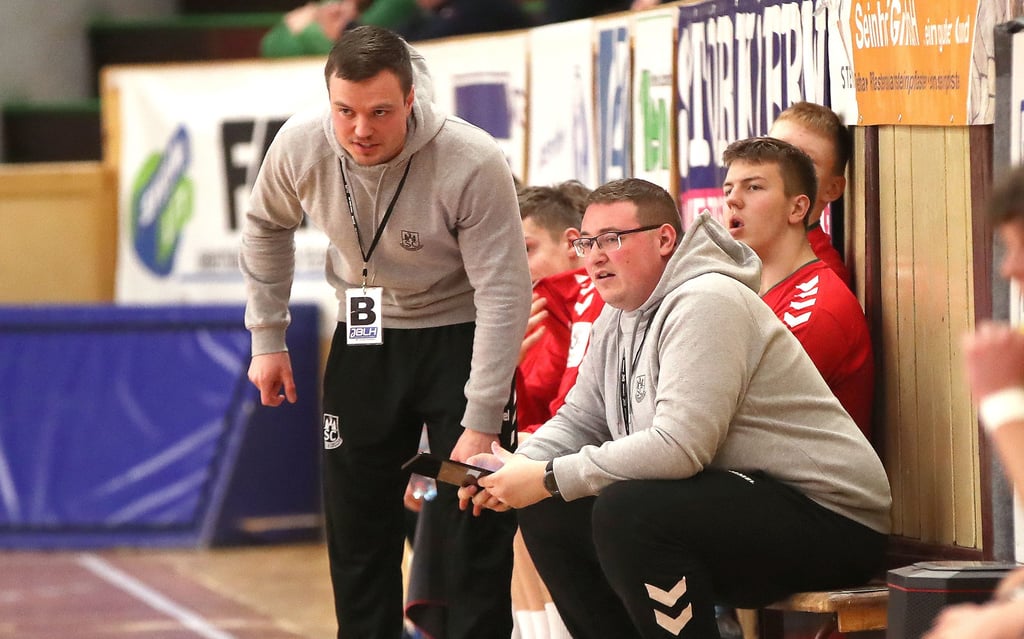 Julian Bauer tauscht sich mit seinem Assistenten Tobias Myrrhe aus. In der vergangenen Saison sind sie mit der A-Jugend im Kampf um den deutschen Meistertitel knapp gescheitert, in der neuen Serie wagen sie den nächsten Anlauf.