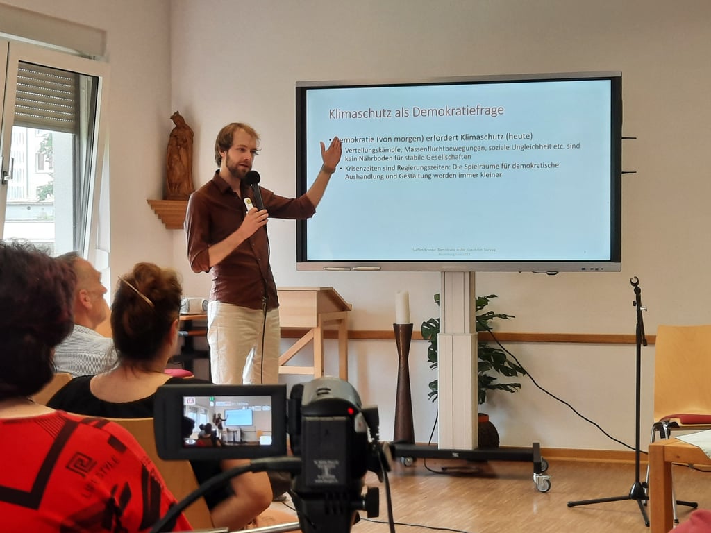 Steffen Krenzer sprach während der Demokratie-Konferenz zum Thema Klimaschutz.
