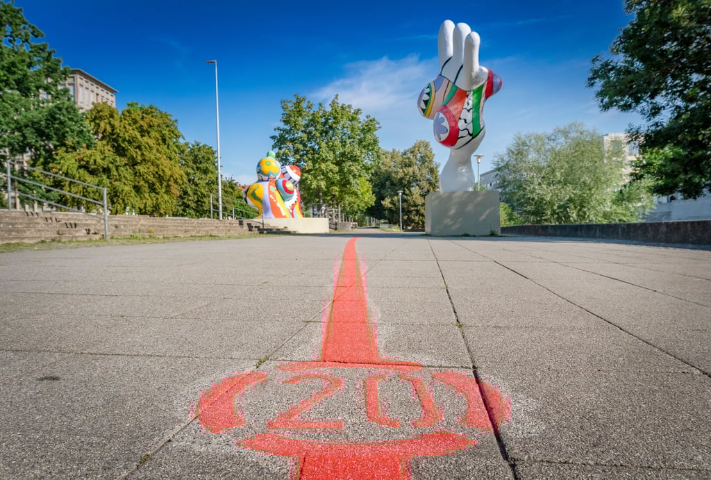 Durch die Innenstadt von Hannover führt ein 4,2 Kilometer langer „Roter Faden“ zu 36 Sehenswürdigkeiten. Hier leitet er Besucher zu den „Nanas“ von der Künstlerin Niki de Saint Phalle. Wäre das auch für Magdeburg denkbar?