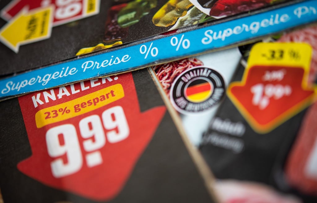 Rewe verzichtet auf die Werbeprospekte vor allem aus Nachhaltigkeitsgründen.