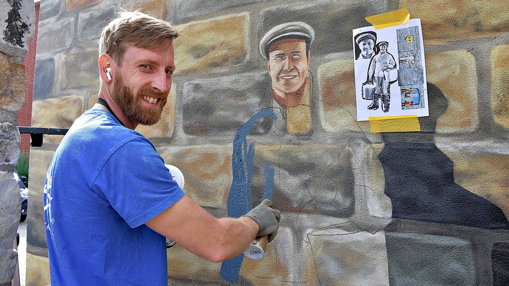 Durch das Geschick von Daniel Siering entsteht ein Graffiti-Kunstwerk an der Oebisfelder Burg. Die Herausforderung bei desem Projekt sei es, die Steine so abzubilden, dass sie dem alten Gemäuer optisch gleichen, meint der Sprayer.