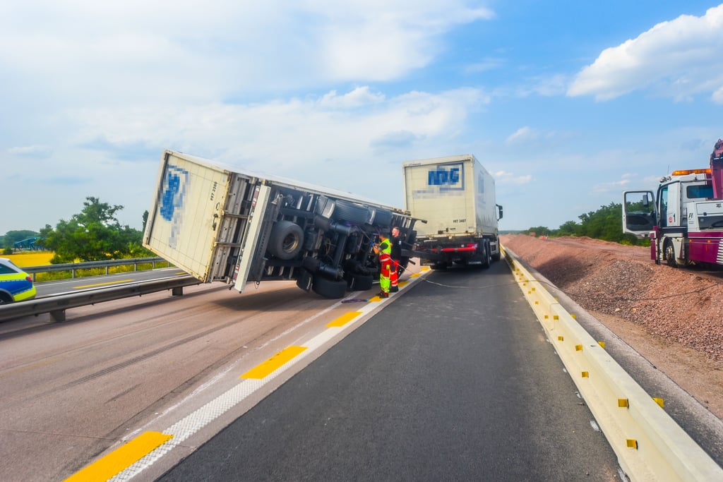 Ein umgekipptter Lkw Anhänger blockiert die A9.