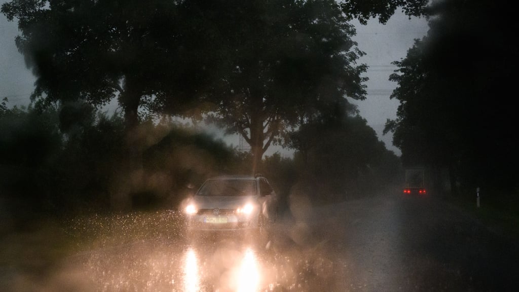 Durch Starkregen kann es in Sachsen-Anhalt am Freitag vereinzelt zu Verkehrsbehinderungen kommen.