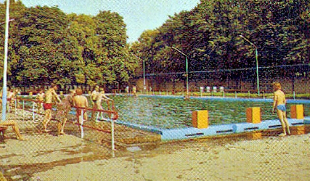 Das städtische Schwimmbad in Staßfurt im Jahr 1984. Es wurde 1994 geschlossen.