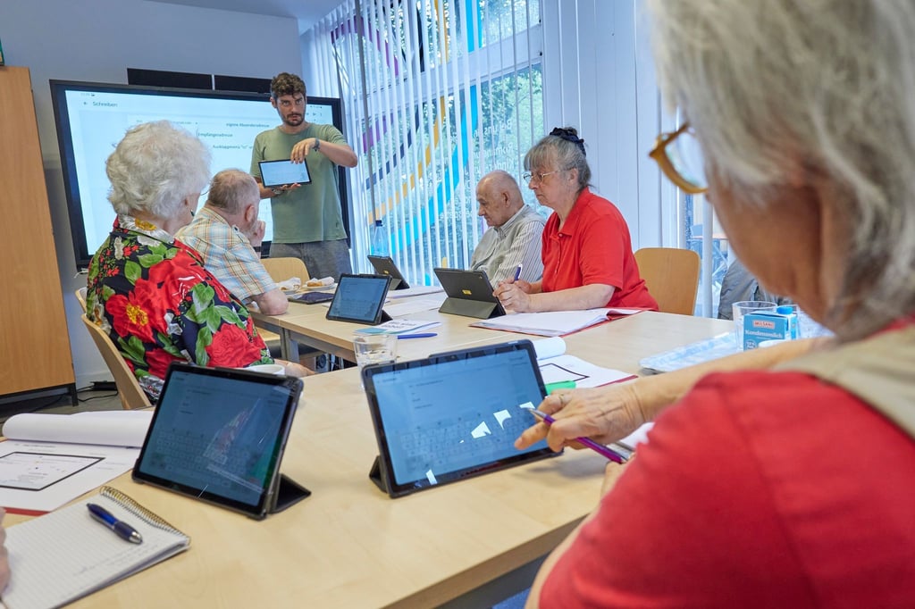 Teilnehmer lernen bei einem Kurs der Arbeiterwohlfahrt unter anderem, wie ein Touchpad zu bedienen ist.