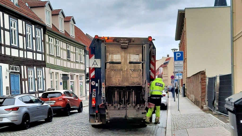 Ein Müllfahrzeug in Stendal. Für Sperrmüll und Elektroschrott ist ab November die ALS zuständig.