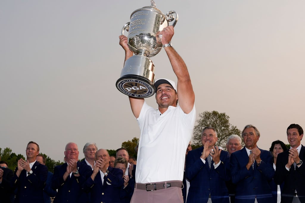 Brooks Koepka mit der Wanamaker-Trophäe nach seinem Sieg.