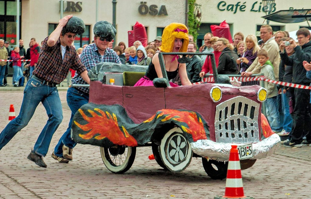 Am Mittwoch erobern Seifenkisten den Marktplatz. Früher (hier 2009) wurde der Wettbewerb auch schon hier ausgetragen.
