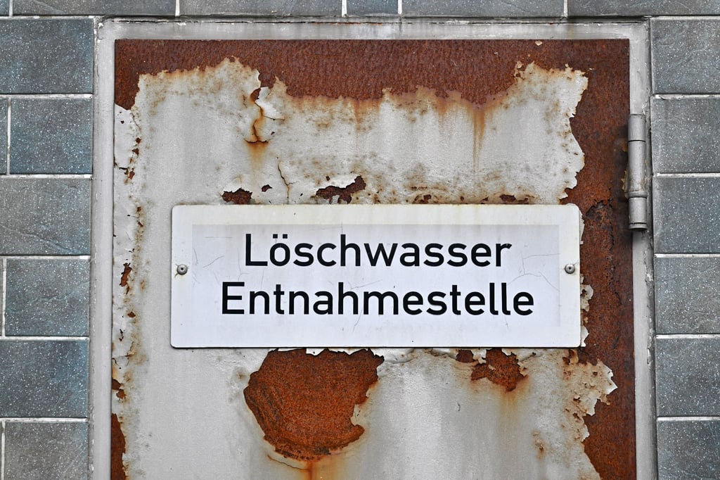 „Löschwasser Entnahmestelle“ steht auf der rostigen Tür des Wasserwerk in Neustadt am Rennsteig.
