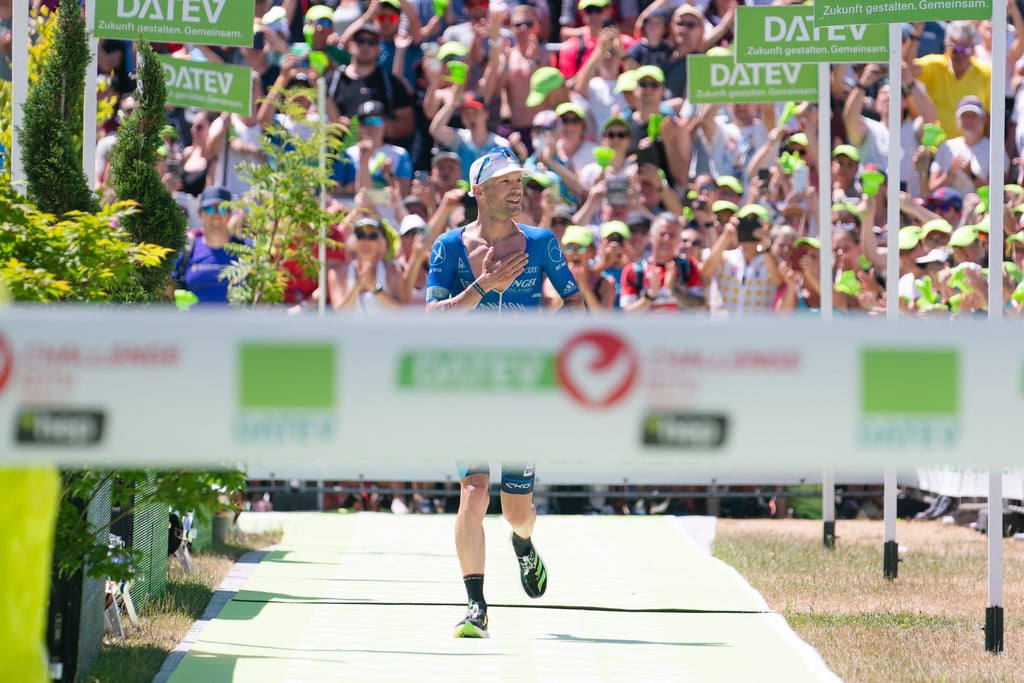 Patrick Lange, Zweitplatzierter der Männer, läuft bei der Triathlon Challenge Roth 2022 ins Ziel ein.