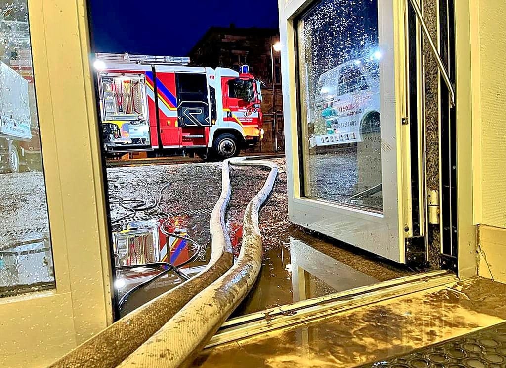 Feuerwehreinsatz am überfluteten Bahnhofsvorplatz in Blankenburg in der Nacht zu Freitag, 23. Juni. Hier musste der Keller des Bahnhofsgebäudes ausgepumpt werden.