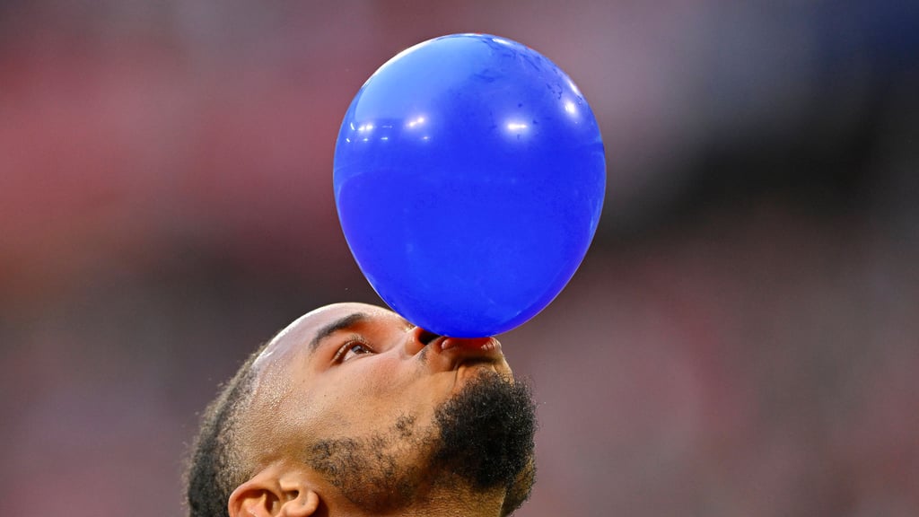 Christopher Nkunku bläst nun blaue Ballons auf.