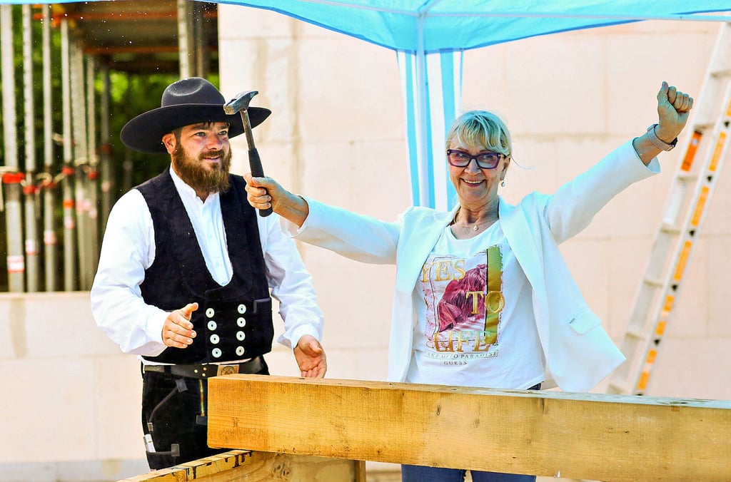 Elisabeth Wölbling hat den Nagel im Holz für das Hospiz „Hoffnungsland“ erfolgreich versenkt.