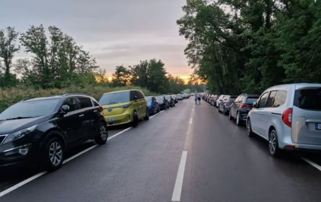 Nach einem Lea-Konzert in Halle klebten an vielen Frontscheiben Knöllchen.